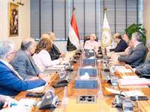 [العنوان المعاد صياغته]  
“وزيرة البيئة تلتقي رجال الأعمال المصريين لتبادل الرؤى المستقبلية”  

[KEYWORDS_SECTION_START]  
وزيرة البيئة, رجال الأعمال المصريين, رؤى مستقبلية
