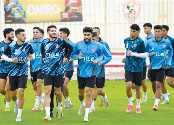 أيمن الرمادي يعقد جلسة مع لاعبي الزمالك استعدادًا لفاركو بالدوري
