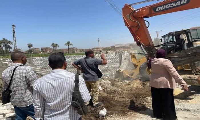 إنهاء تعديات على 3850 متر أراض زراعية وأملاك دولة بقنا