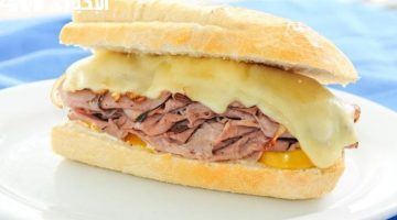 ساندويش ستيك بالجبن: لماذا أصبح نجم المائدة؟