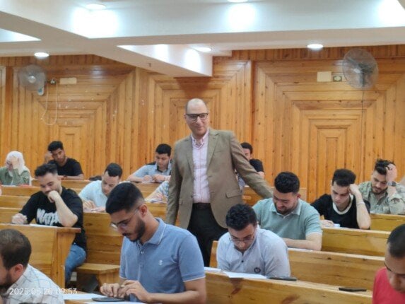 عميد تجارة كفر الشيخ: نظام امتحانات دقيق وانضباط أداء عالي
