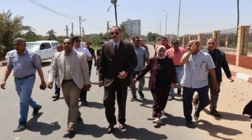 محافظ سوهاج يتفقد أعمال الرصف والتجميل بشارع طراد النيل بأخميم