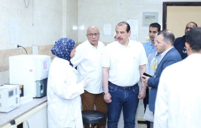 نائب وزير الصحة يُشيد بأداء وحدتي المناظير والمبتسرين بمستشفى قنا العام