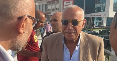 أول ظهور لحسين لبيب بعد الوعكة الصحية فى عزاء والدة عمرو الجنايني