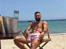 «مو صلاح» وأسرته والنني وصبري على شواطئ الغردقة في إجازة العيد