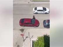 «عاوز يجمع حق البنزين».. تفاعل مع فيديو متداول لرجل ينزل من سيارته للتسول في الشارع