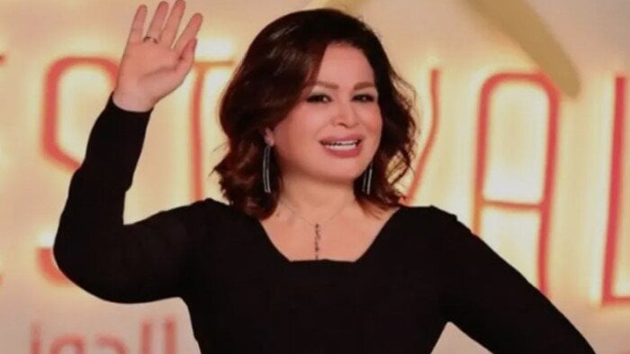 إلهام شاهين تتصدر التريند بعد إطلالتها الشبابية في الساحل الشمالي «صور»