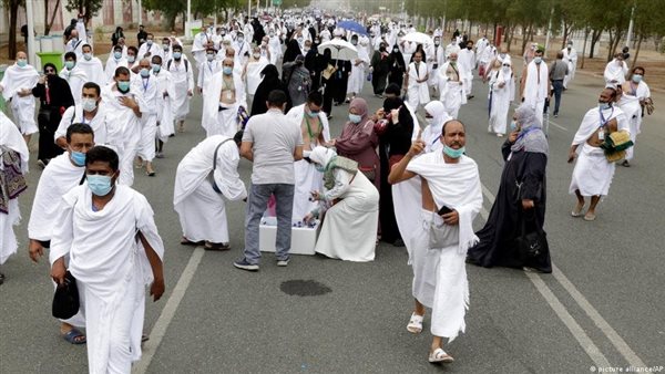 الحجاج المتعجلون يغادرون "منى" قبل الغروب في ثانى أيام التشريق