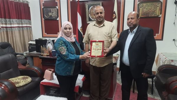 تكريم الفائزة بالمركز الأول في مسابقة الأخصائي المثالي بالوادي الجديد