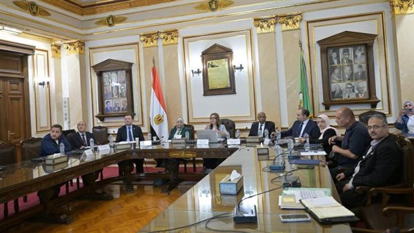 رئيس الجامعة القاهرة يشدد على ضرورة وضع خطة تنفيذية موحدة لتطبيق الهوية البصرية