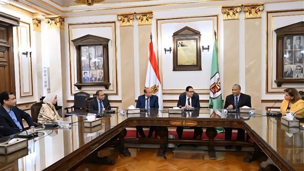 رئيس جامعة القاهرة يجتمع بلجنة الأمانة العلمية وأخلاقيات البحث العلمي بـ"طب قصر العيني"