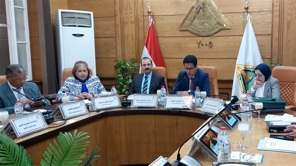 رئيس جامعة بنها يتفقد إدارات العمل ويُهنئ العاملين بمناسبة عيد الأضحى المبارك