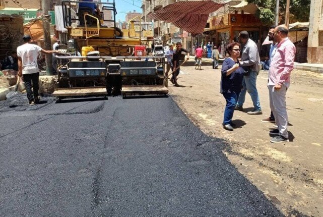 ضمن خطة الرصف.. محافظ المنيا يتابع تنفيذ مشروعات تحسين الطرق بملوى ومطاي