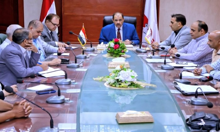 محافظ سوهاج يبحث الموقف التنفيذي لمشروعات كورنيش أخميم و جرجا والكوبري الغربي