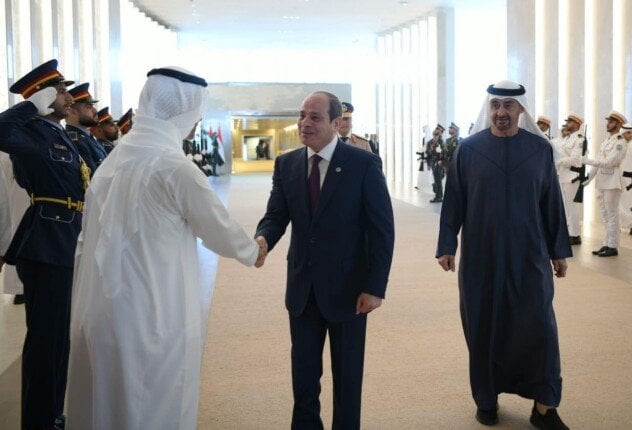 محمد بن زايد يستقبل الرئيس السيسي ويتوجهان إلى قصر الشاطئ