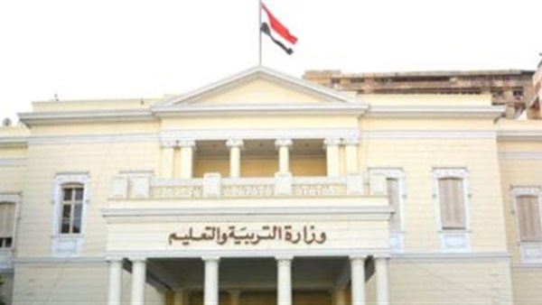 مدير التعليم بالشرقية يتفقد لجان تصحيح أوراق إجابة الشهادة الإعدادية