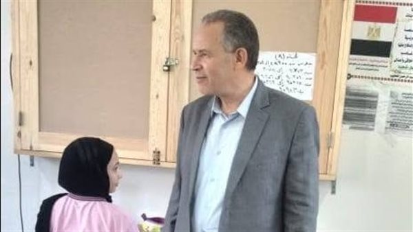 مدير تعليم أسيوط يجري جولة لمتابعة امتحانات الإعدادية في يومها الثاني