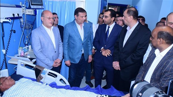 وزير الزراعة يطمئن على مسئول حماية الأراضي بالإدارة الزراعية عقب تعرضه للإصابة