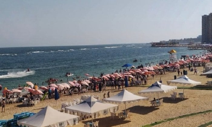 وسط أجواء مبهجة.. شواطئ الإسكندرية تستقبل زوارها في رابع أيام عيد الأضحى المبارك