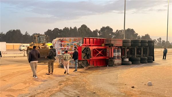 عاجل.. انقلاب تريلا محمّلة بالغلال على طريق الإسماعيلية–القاهرة بالمستقبل