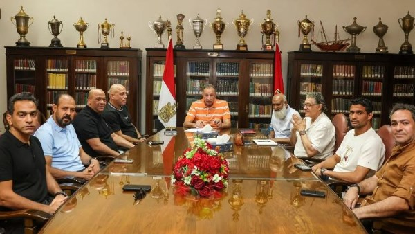 عاجل.. تفاصيل اجتماع الخطيب مع الجهاز الفني الجديد للأهلي