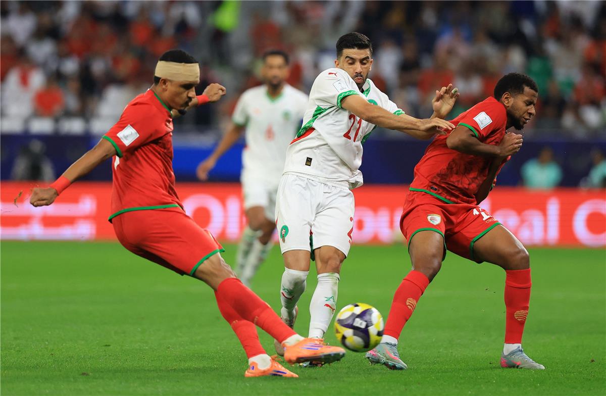 عاجل.. بـ10 لاعبين.. المغرب يتعادل مع عمان في كأس العرب