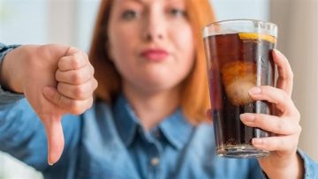 عاجل.. كيف تؤثر المشروبات السكرية على صحتك النفسية ؟ طبيب يجيب