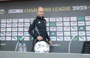 عاجل.. ثغرة كبرى في العقد وراء استبعاد نجم الأهلي من حسابات ييس توروب