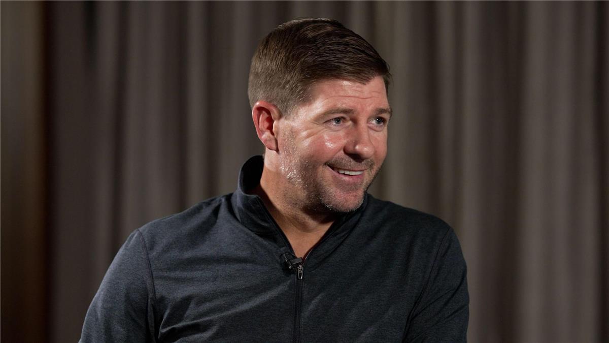 عاجل.. موقف ستيفن جيرارد من تدريب ليفربول خلفاً لـ سلوت