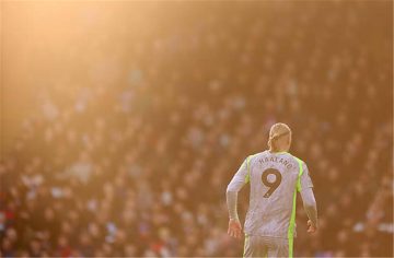 عاجل.. هالاند يقترب من تحطيم رقم قياسي لـ رونالدو وأسطورة إفريقية