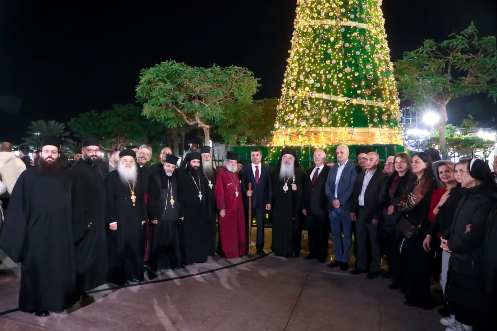 عاجل.. المجالي والعوايشة يطلقون إضاءة شجرة الميلاد في العقبة