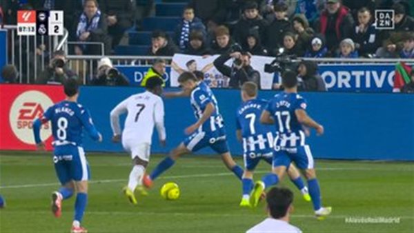عاجل.. جدل تحكيمي في فوز ريال مدريد على ألافيس.. وتجاهل ركلة جزاء واضحة لفينيسيوس
