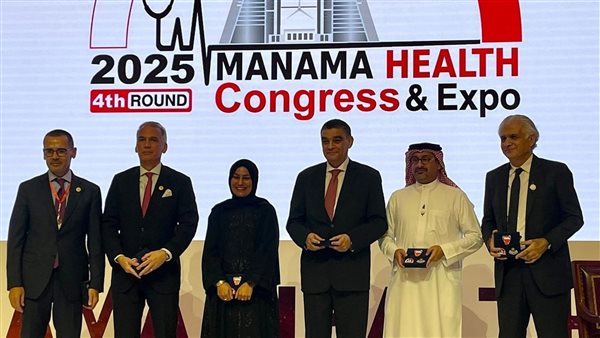 عاجل.. الشيخ الطبيب محمد بن عبدالله آل خليفة يهدي درع التكريم لهيئة الشراء الموحد المصرية