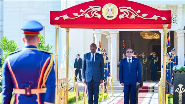 عاجل.. الرئيس السيسي يستقبل رئيس مجلس السيادة الانتقالي السوداني