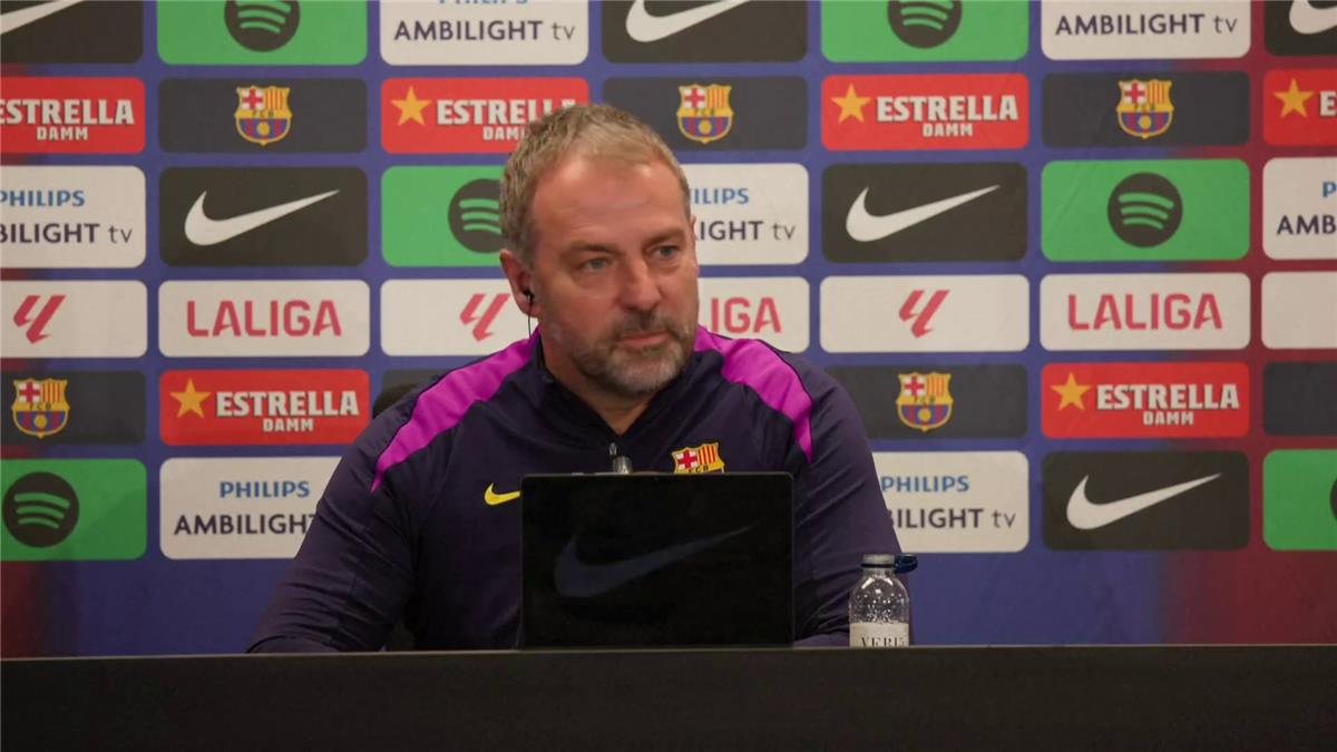 عاجل.. فليك يعلن غياب لاعب برشلونة عن لقاء فياريال.. ويهاجم “فيفا” بسبب رافينها