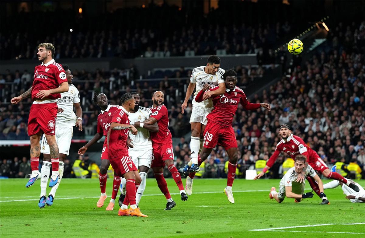 عاجل.. جمهور ريال مدريد يهاجم لاعب الفريق أمام إشبيلية.. ورد فعل مثير للقلق