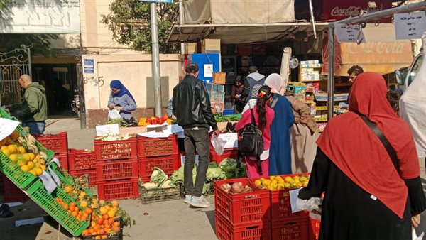 عاجل.. إقبال كبير من المواطنين على سوق اليوم الواحد لتنوع جودة المعروضات ونسب التخفيضات الكبيرة