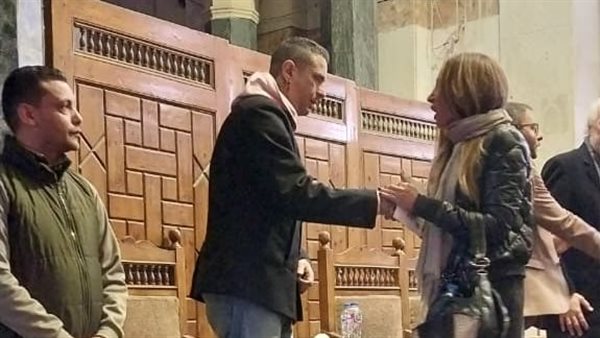 عاجل.. عمر الفيشاوى نجل سمية الألفى وشقيقها يستقبلان المعزيين بمسجد عمر مكرم