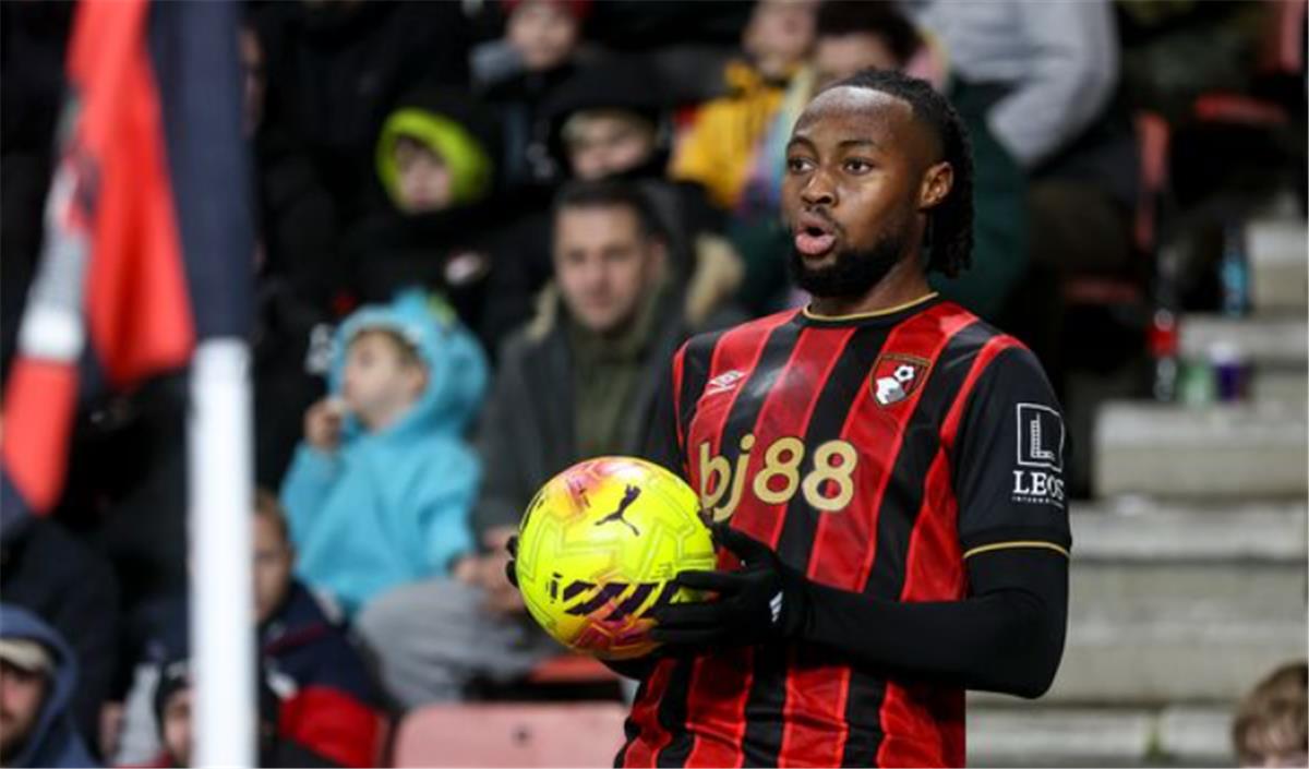 عاجل.. غموض مستقبل محمد صلاح وإصابة إيزاك يعجّلان بحسم مصير سيمينيو في يناير