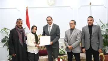 عاجل.. محافظ قنا يكرم دارسة من ذوي الهمم لحصولها على شهادة محو الأمية