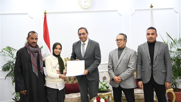 عاجل.. محافظ قنا يكرم دارسة من ذوي الهمم لحصولها على شهادة محو الأمية