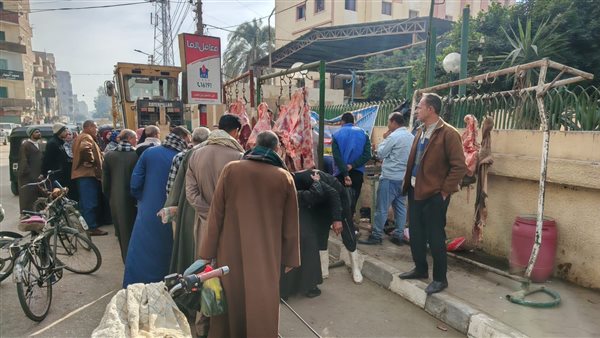 عاجل.. إقبال كبير على منافذ بيع اللحوم البلدية بسعر 290 جنيهًا للكيلو بديروط