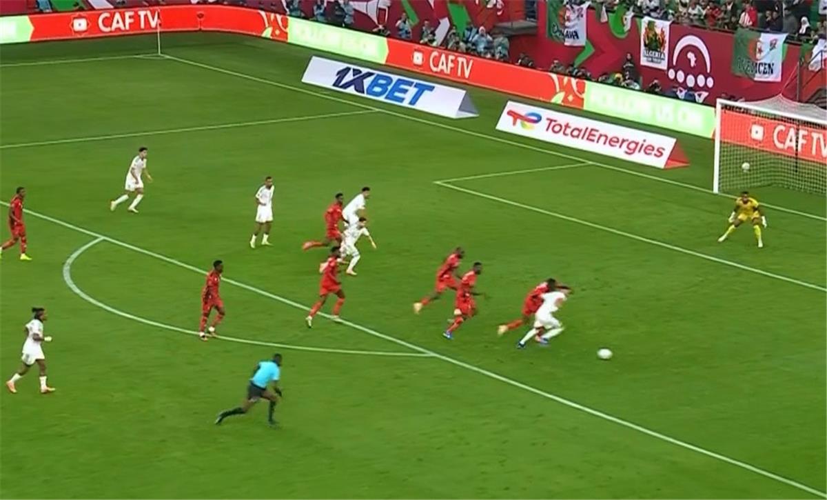 عاجل.. فيديو | بمهارة رائعة.. رياض محرز يسجل هدف الجزائر الثاني أمام السودان
