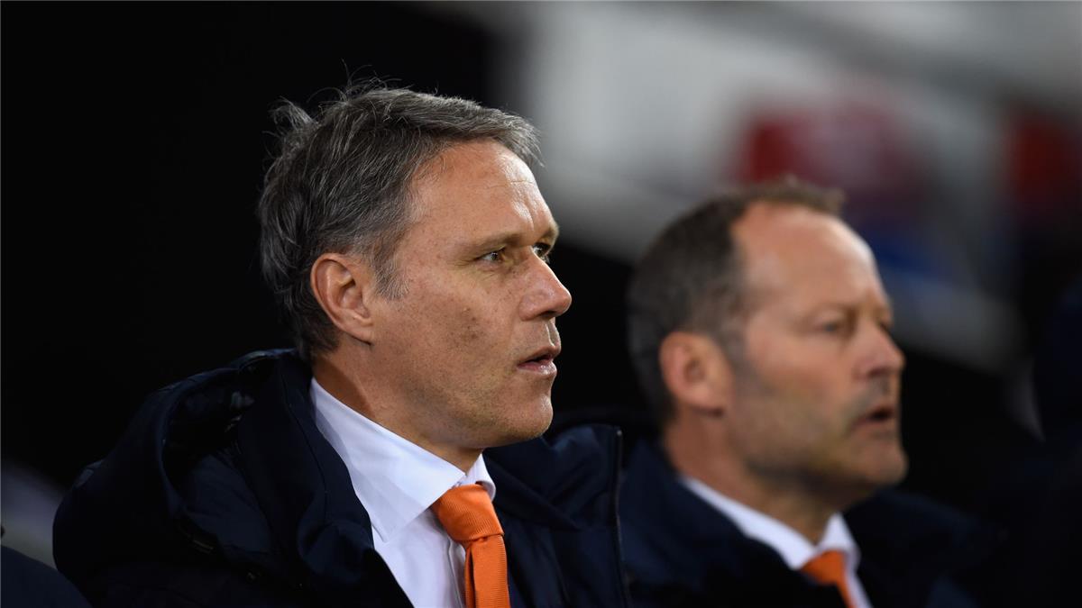 عاجل.. فان باستن: لاعب برشلونة الأفضل في العالم.. وسيستمر في حالة واحدة