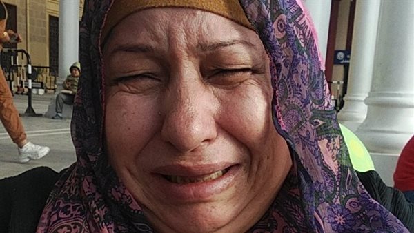 عاجل.. «أم شقيانة بالشارع وابنتها تجني دولارات».. مأساة والدة بلوجر شهيرة تهز القلوب