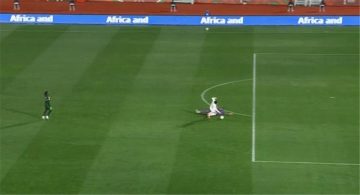 عاجل.. فيديو | محمد علي بن رمضان يغادر مباراة تونس ونيجيريا مصابًا