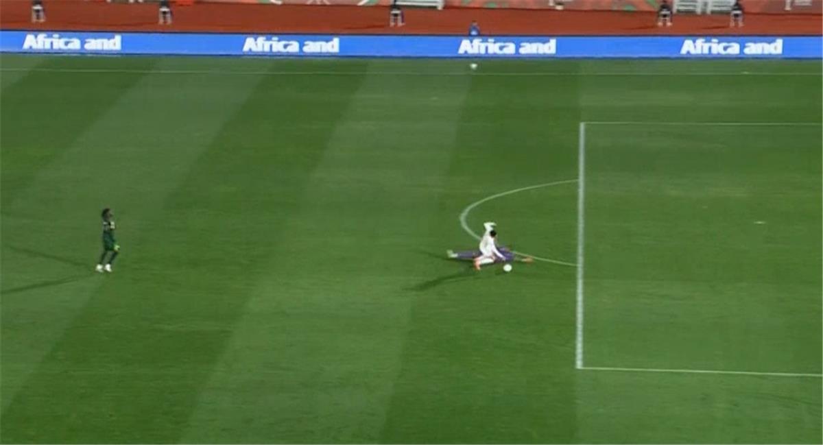 عاجل.. فيديو | محمد علي بن رمضان يغادر مباراة تونس ونيجيريا مصابًا