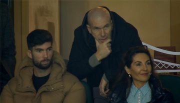 عاجل.. صورة | زيدان يدعم نجله والجزائر للمرة الثانية من المدرجات أمام بوركينا فاسو