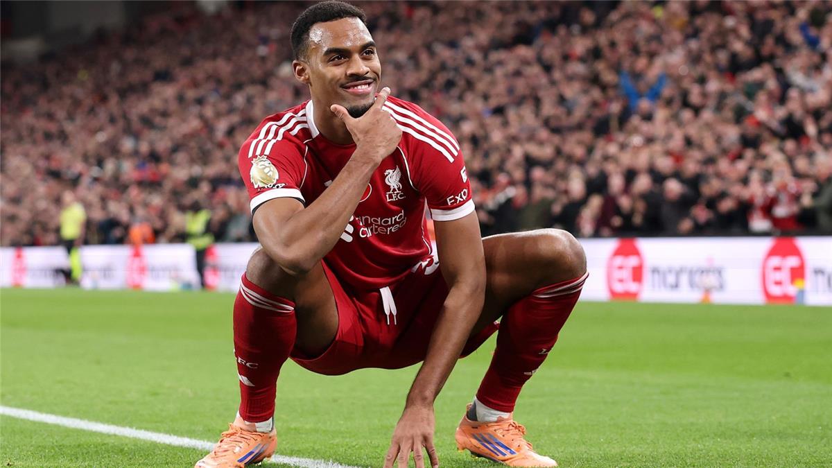 عاجل.. جرافنبيرخ مشيدًا بزميله في ليفربول: من الرائع اللعب معه.. ويسهل علي الأمور كثيرًا