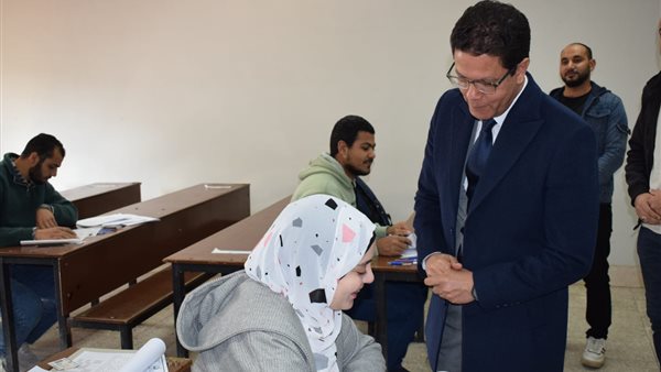 عاجل.. رئيس جامعة بنها يتفقد سير الامتحانات بكلية الهندسة بشبرا
